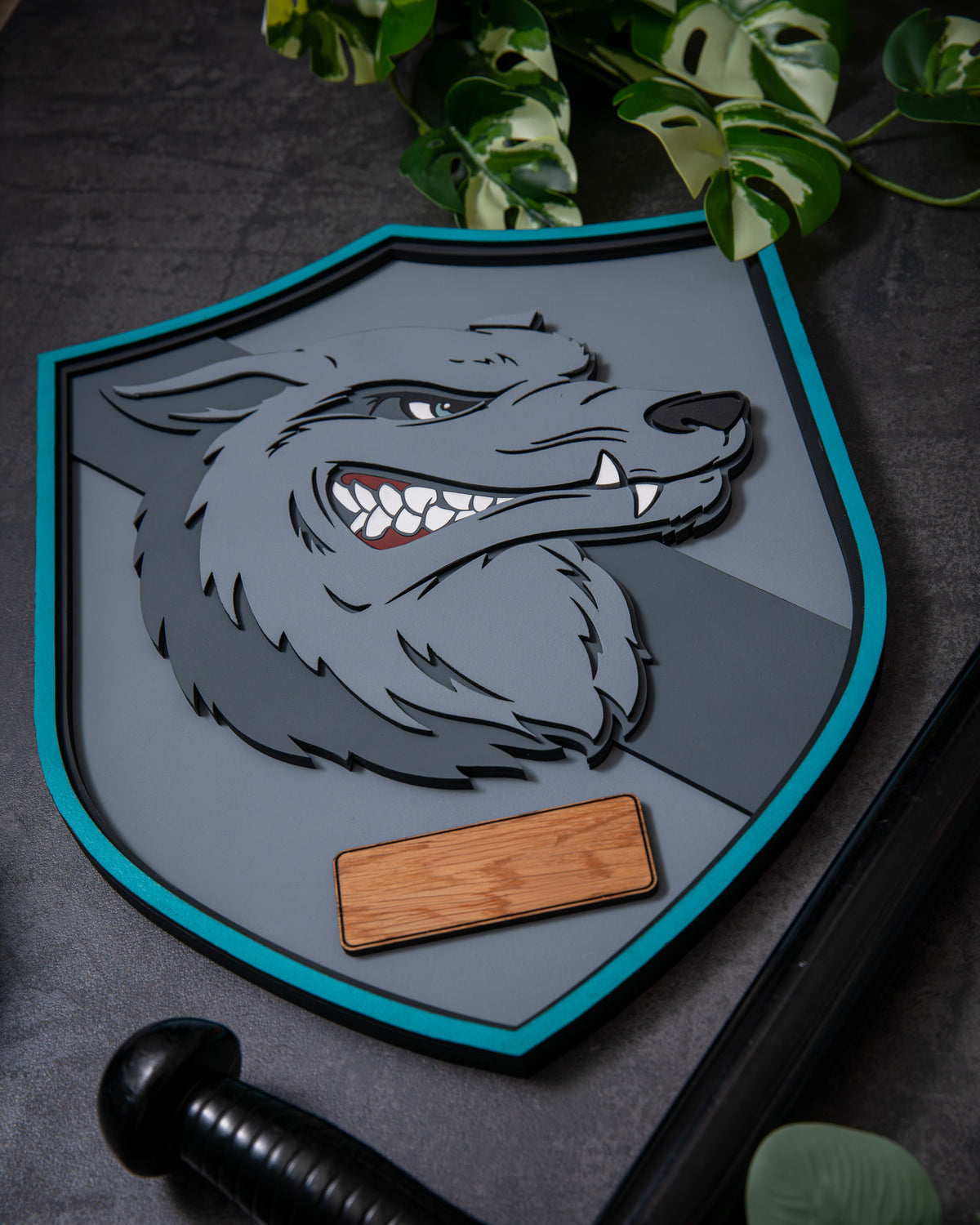Lackiertes Holzwappen
